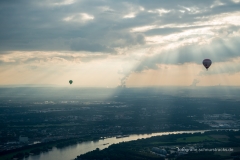 im Hintergrund, am Horizont die Braunkohlekraftwerke der RWE