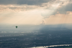 Ballon über dem Rhein zu Köln