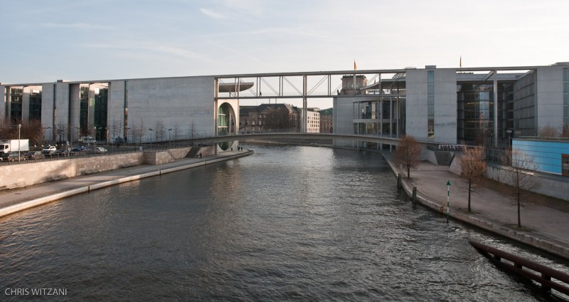 Verbindungsbrücke zwischen Marie-Elisabeth-Lüders-Haus und Paul-Löbe-Haus #4122 _DSC4122_Berlin_Verbindungsbruecke_Parlament_Spree