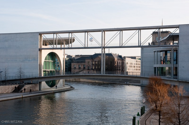 Verbindungsbrücke zwischen Marie-Elisabeth-Lüders-Haus und Paul-Löbe-Haus #4126 _DSC4126_Berlin_Verbindungsbruecke_Parlament_Spree