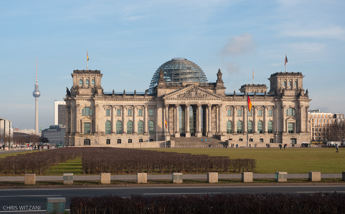 Reichstagsgebäude mit Fernsehturm _DSC4178_Berlin_Reichstagsgebaeude