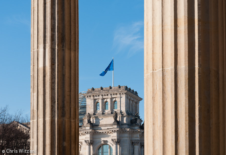 Europafahne auf Reichstagsgebäude im Regierungsviertel #9578