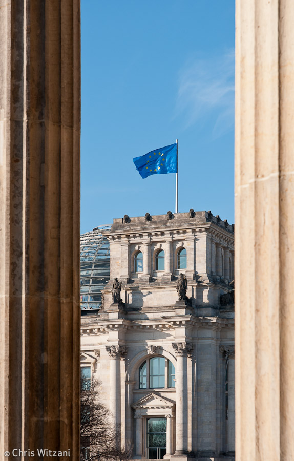 Europafahne auf Reichstagsgebäude im Regierungsviertel #9579