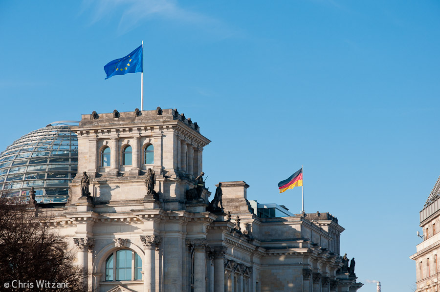 Europa- und Deutschlandfahne auf Reichstagsgebäude im Regierungsviertel
