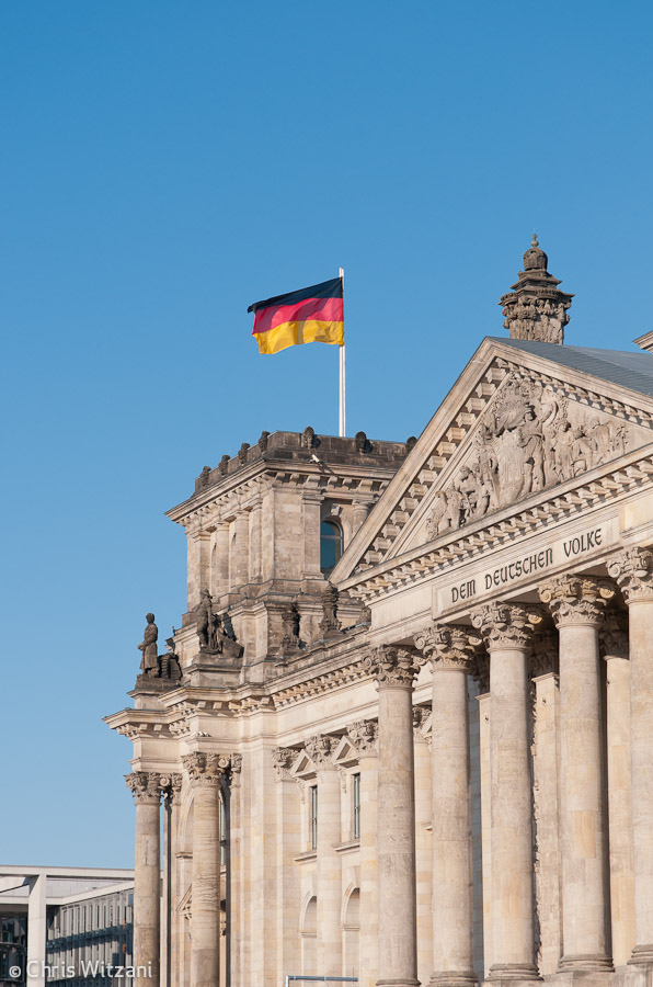Deutschlandfahne auf Reichstagsgebäude im Regierungsviertel #9598