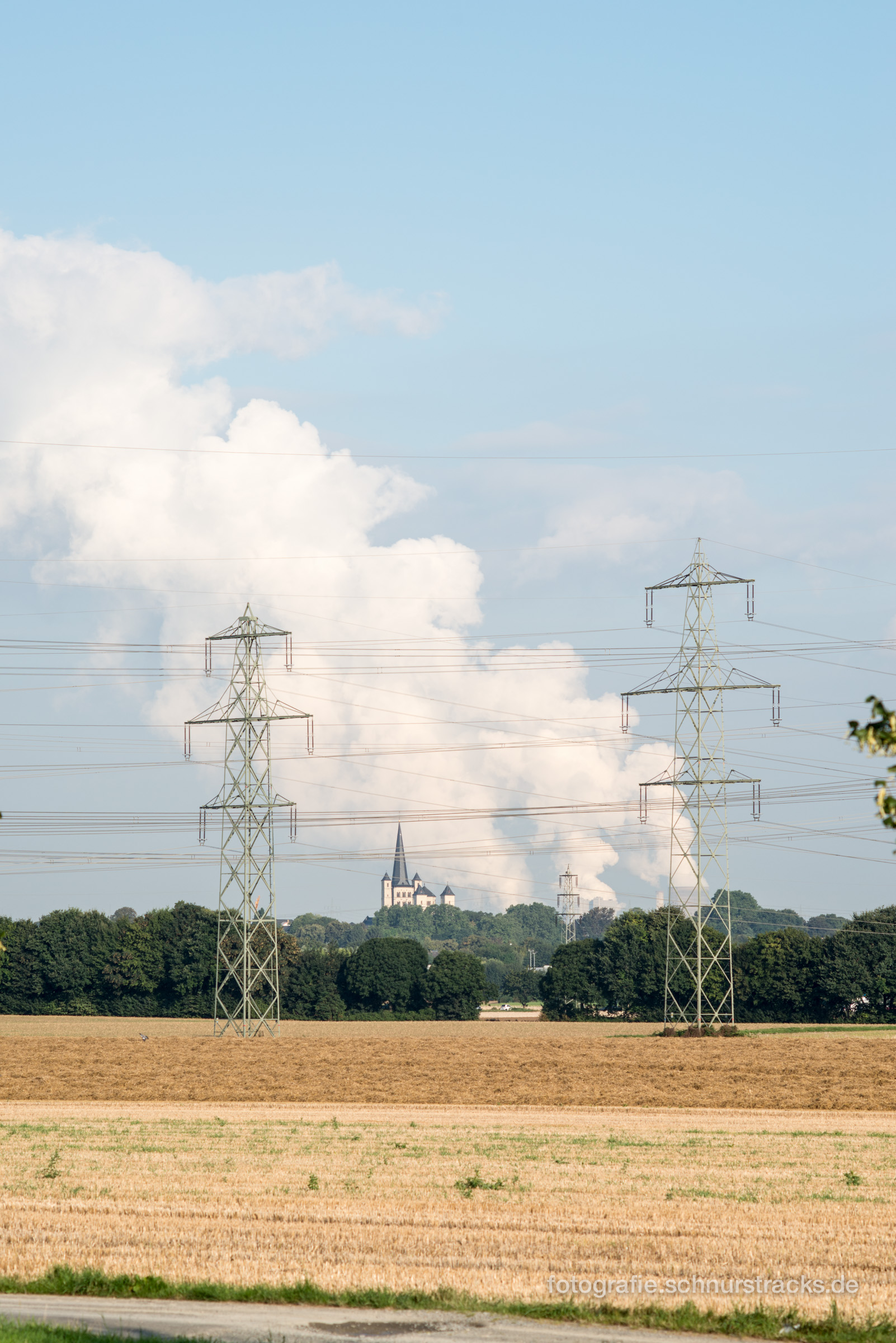 im Hintergrund die Wolken vom Braunkohlekraftwerk Niederaussem