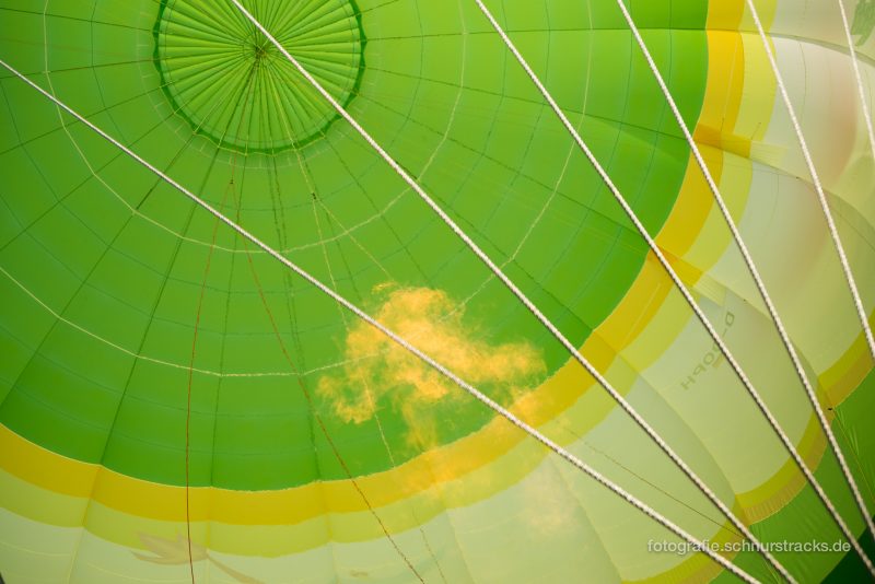 Der Heißluftballon füllt sich mit heisser Luft