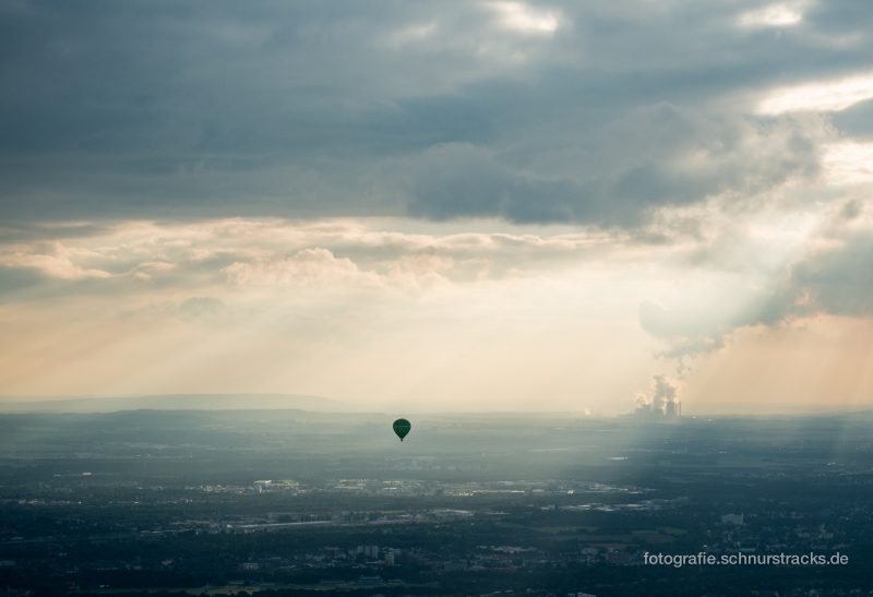 Ballon mit Kraftwerk Niederaussem am Horizont