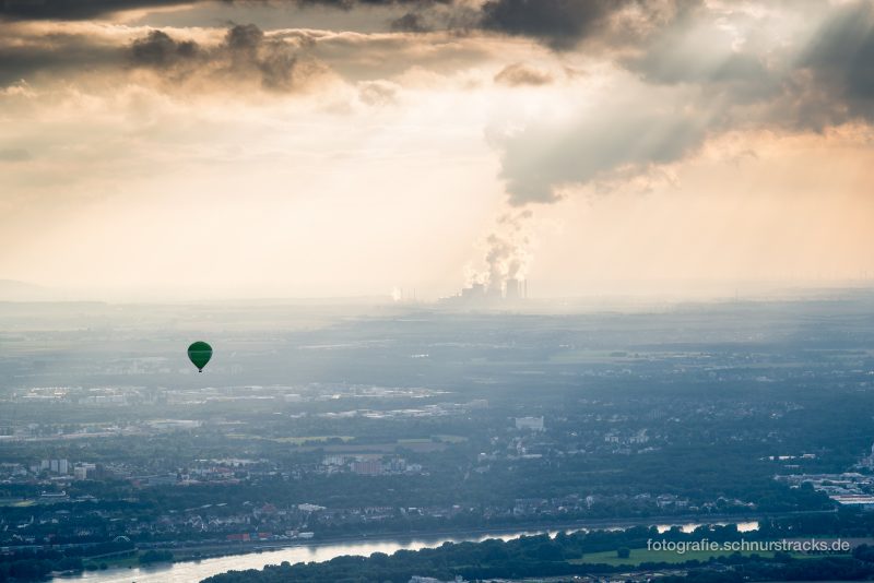 Heißluftballon und Rhein im Vordergrund