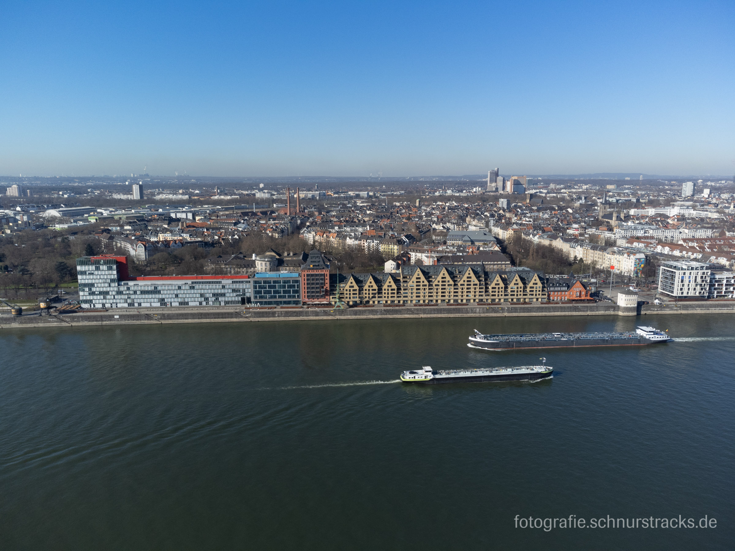 Luftbild Köln über den Poller Wiesen - Blick auf das Siebengebirge und KAP am Südkai im Rheinauhafen #220318-0047