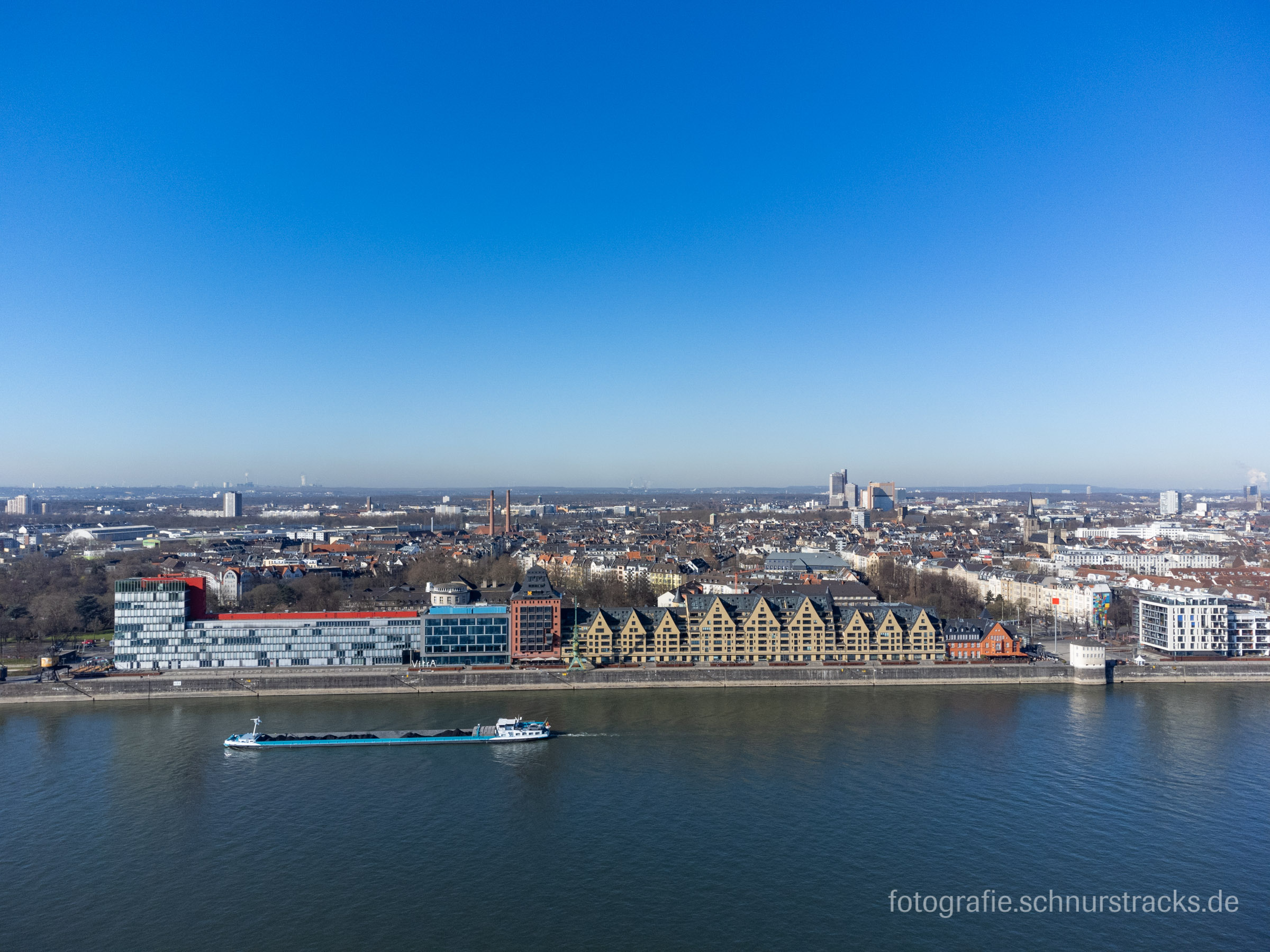 Luftbild Köln über den Poller Wiesen - Blick auf das Siebengebirge und KAP am Südkai im Rheinauhafen #220318-0011
