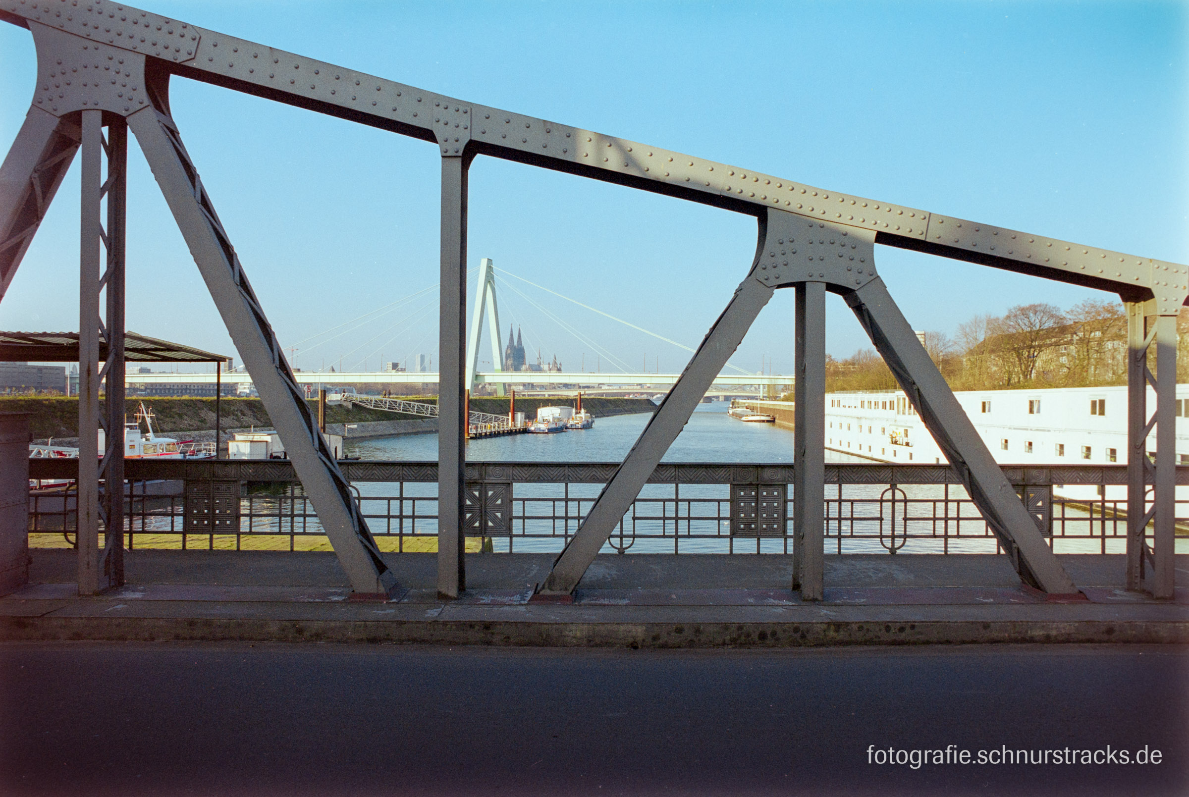 Blick von der Drehbrücke zur Severinsbrücke 2002