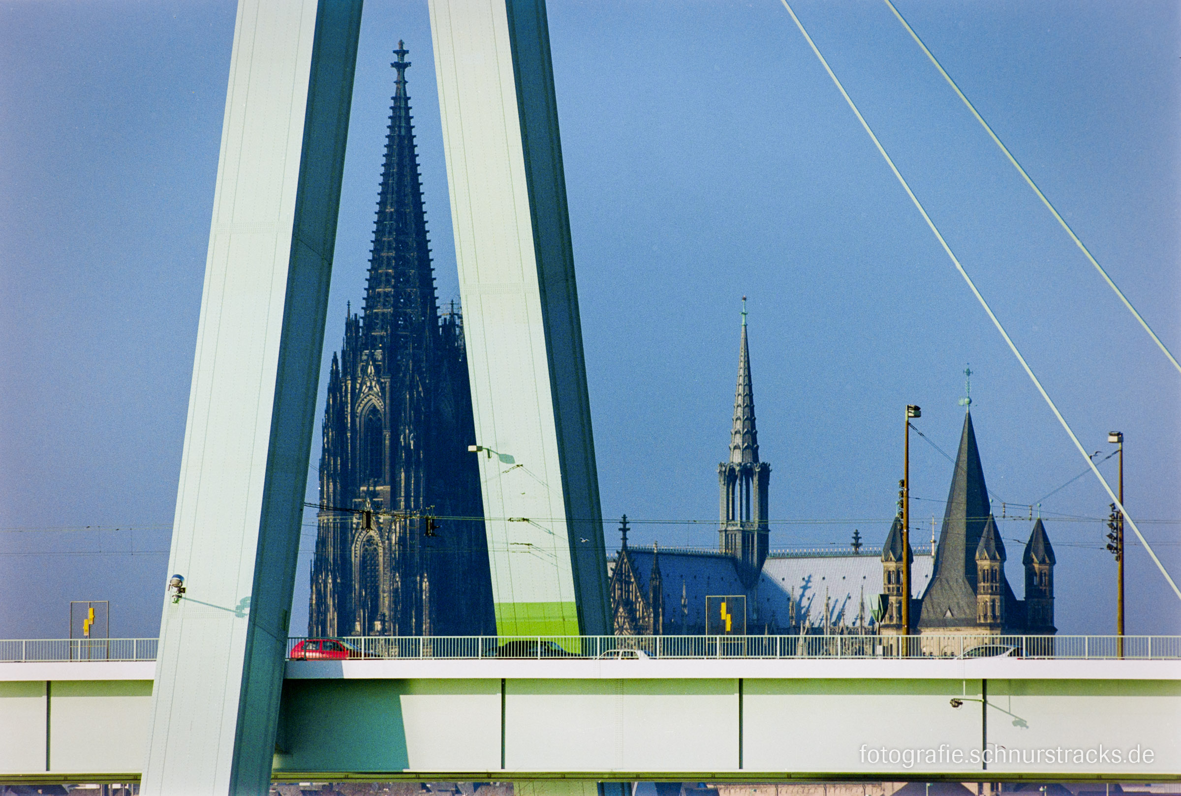 Kölner Dom hinter Severinsbrücke 2002 #5154