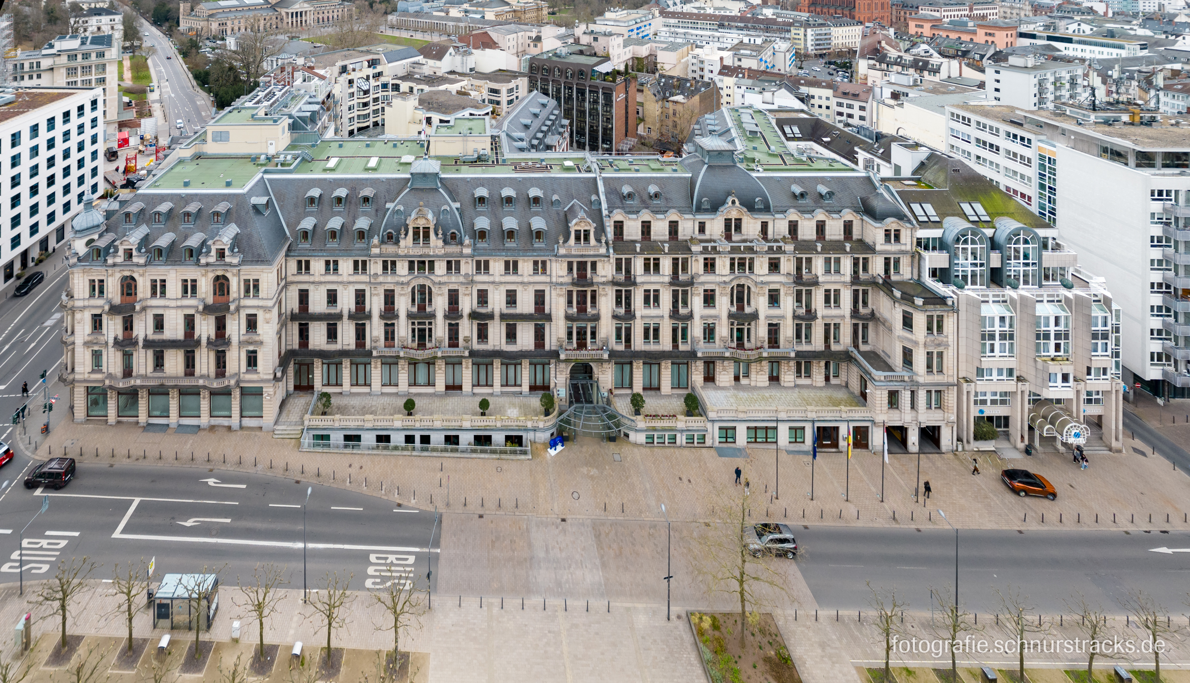 Luftbild-Panorama vor der Hessische Staatskanzlei in Wiesbaden