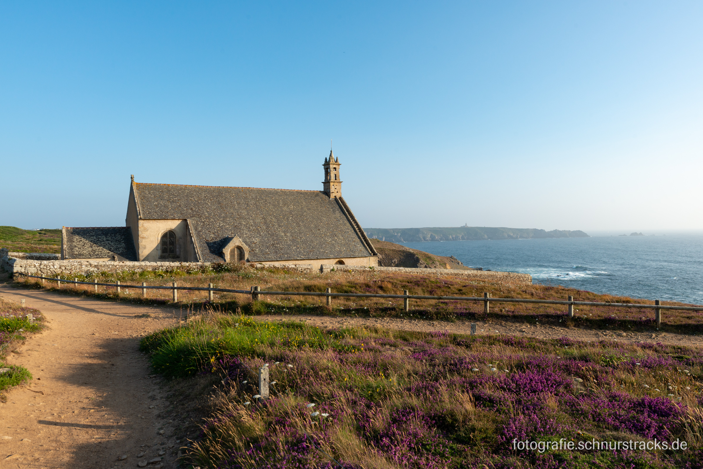 St-They ist eine römisch-katholische Kapelle in Cléden-Cap-Sizun im Département Finistère in der Bretagne. Die Kapelle befindet sich unmittelbar an der Steilküste des Kap Pointe du Van am Rand einer Klippe mit Blick zur Baie des Trépassés. Sie ist seit 1914 als Monument historique klassifiziert | Fotografie #230701-5510