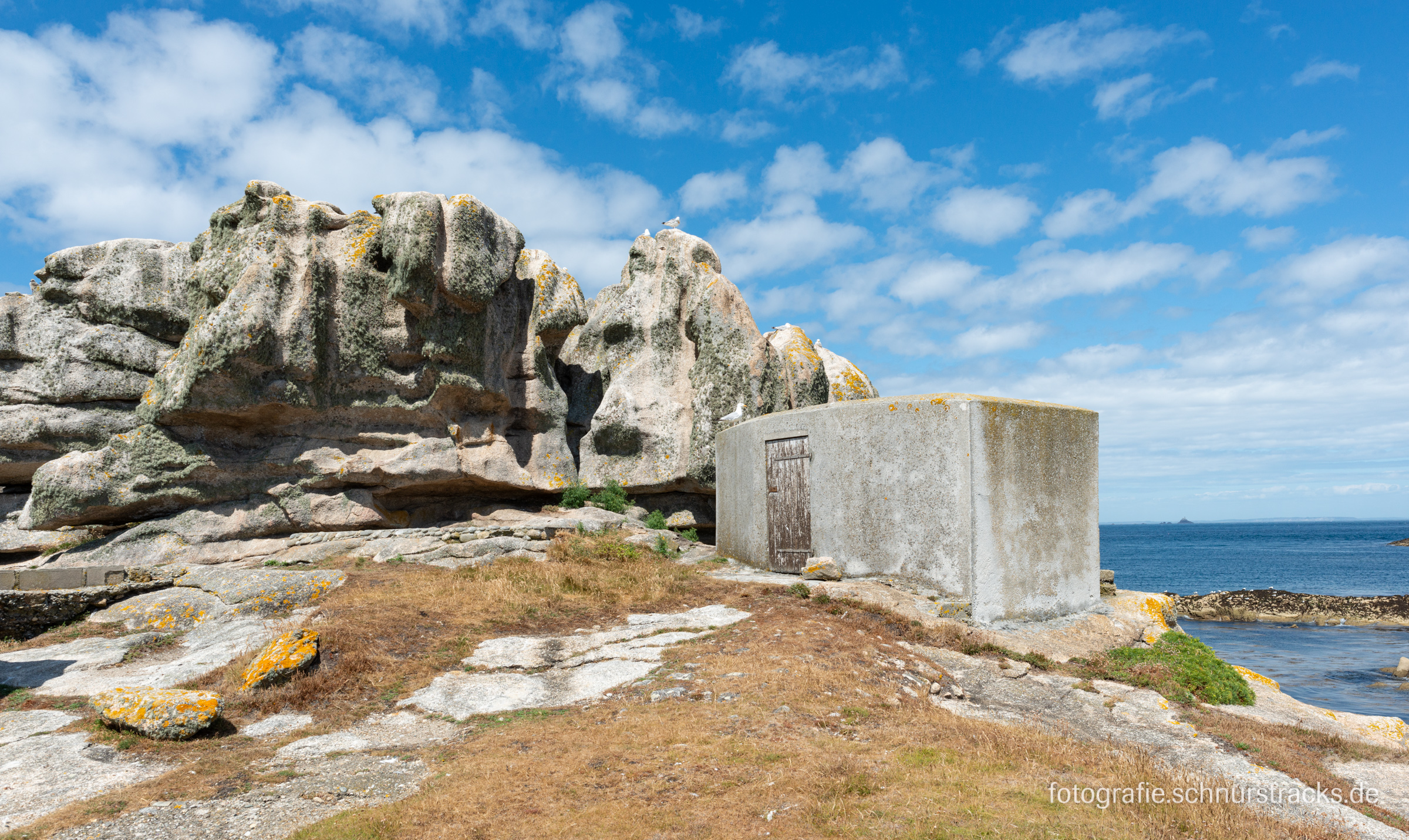 Felsen und Bunkereingang – Île-de-Sein |  #230706-5881