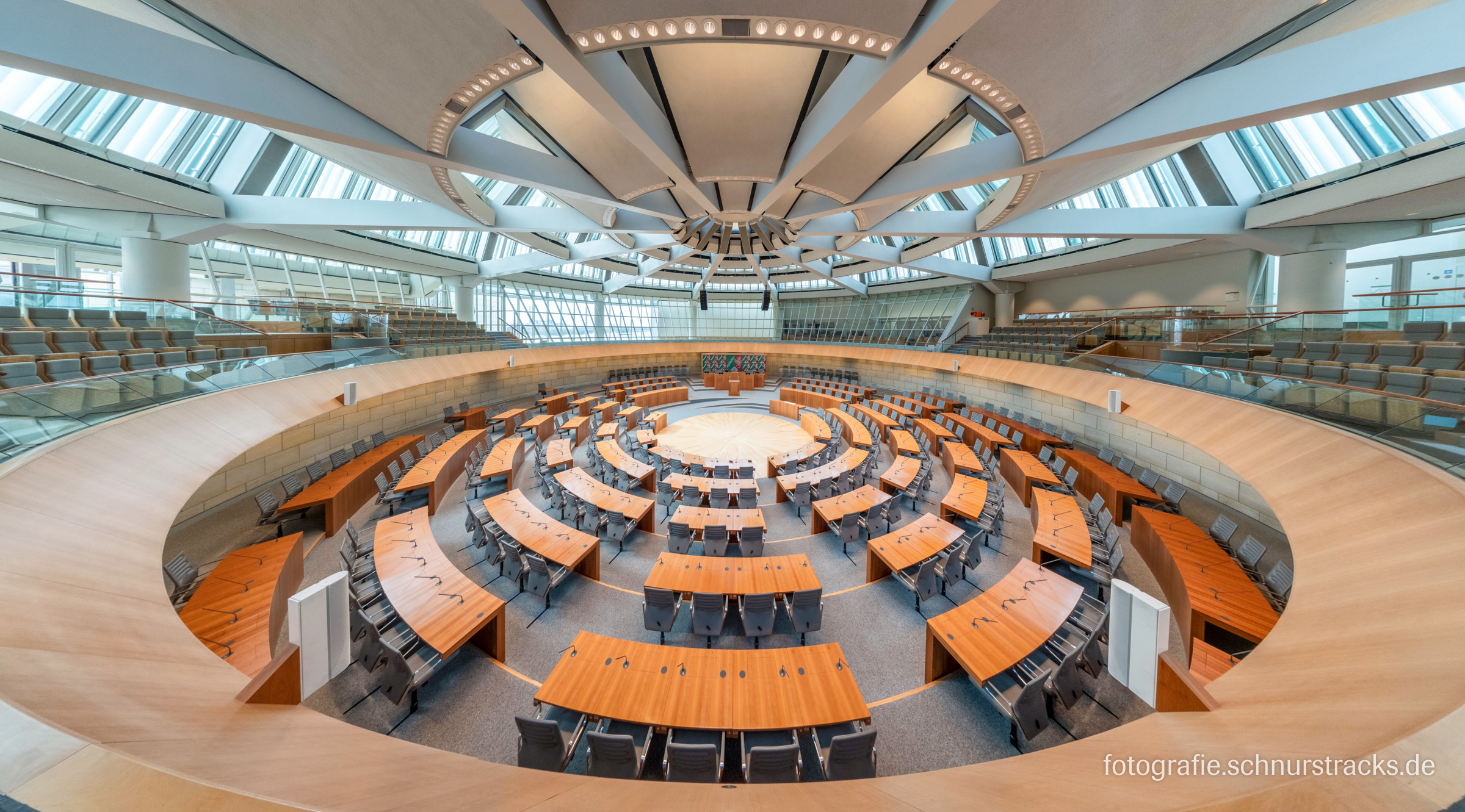 Plenarsaal im Landtag NRW | Blick von der Pressetribüne