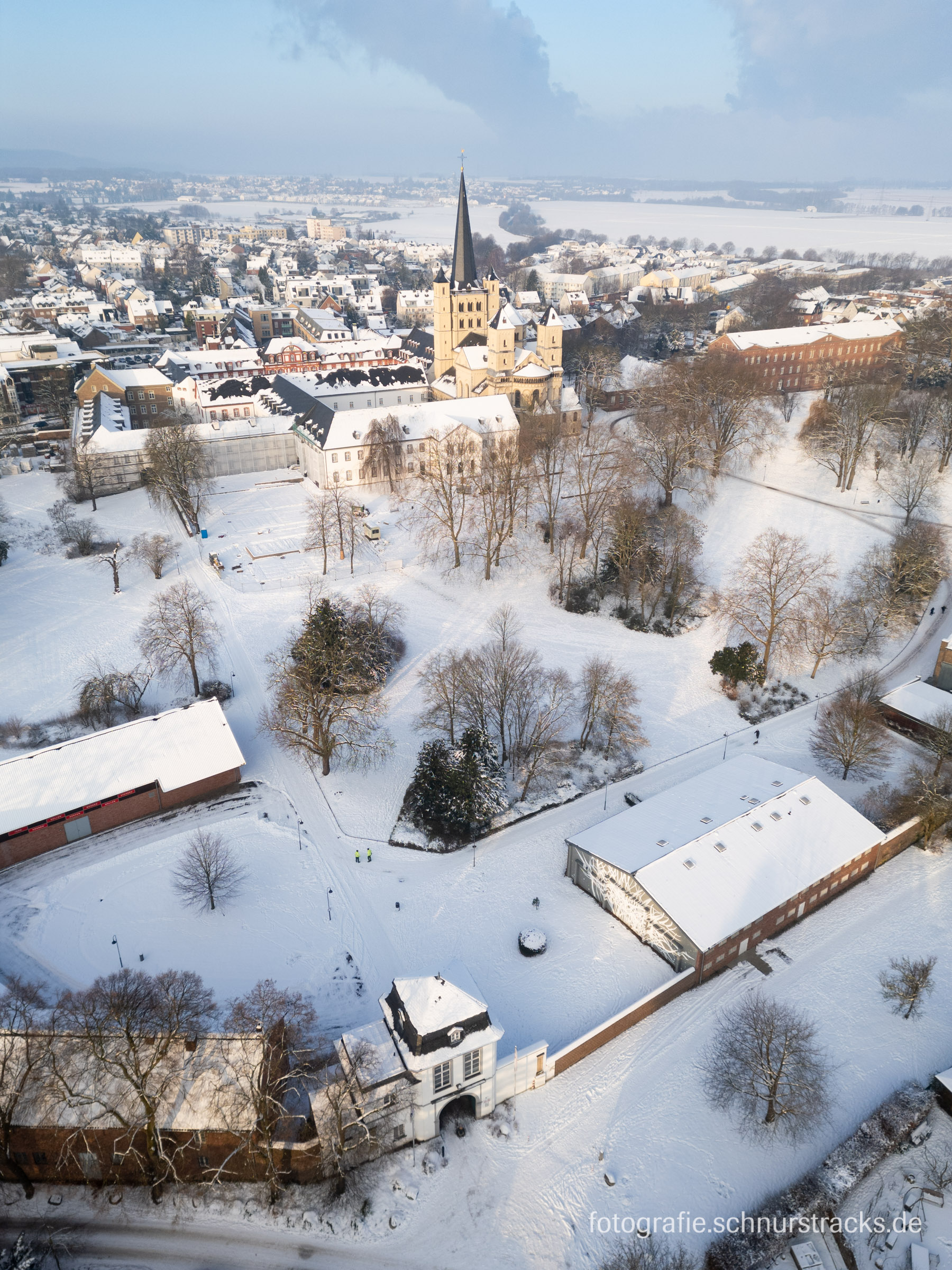 Luftbild der Abtei Brauweiler mit Abteipark im Schnee #240119-0440