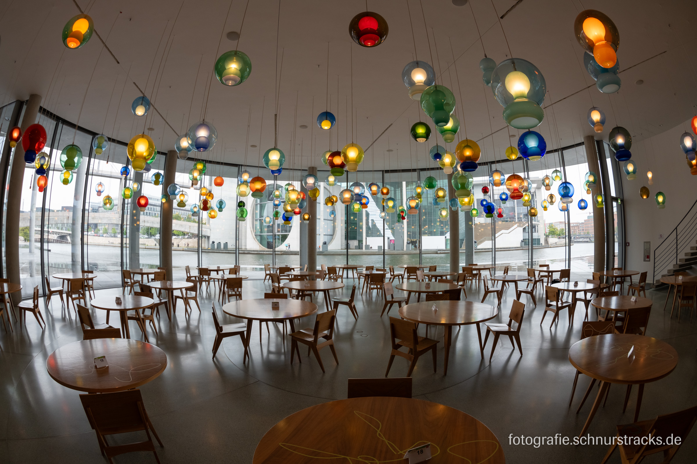 Abgeordnetenrestaurant im Paul-Löbe-Haus mit der Rauminstallation „untitled restaurant“ aus Kugellampen von Jorge Pardo