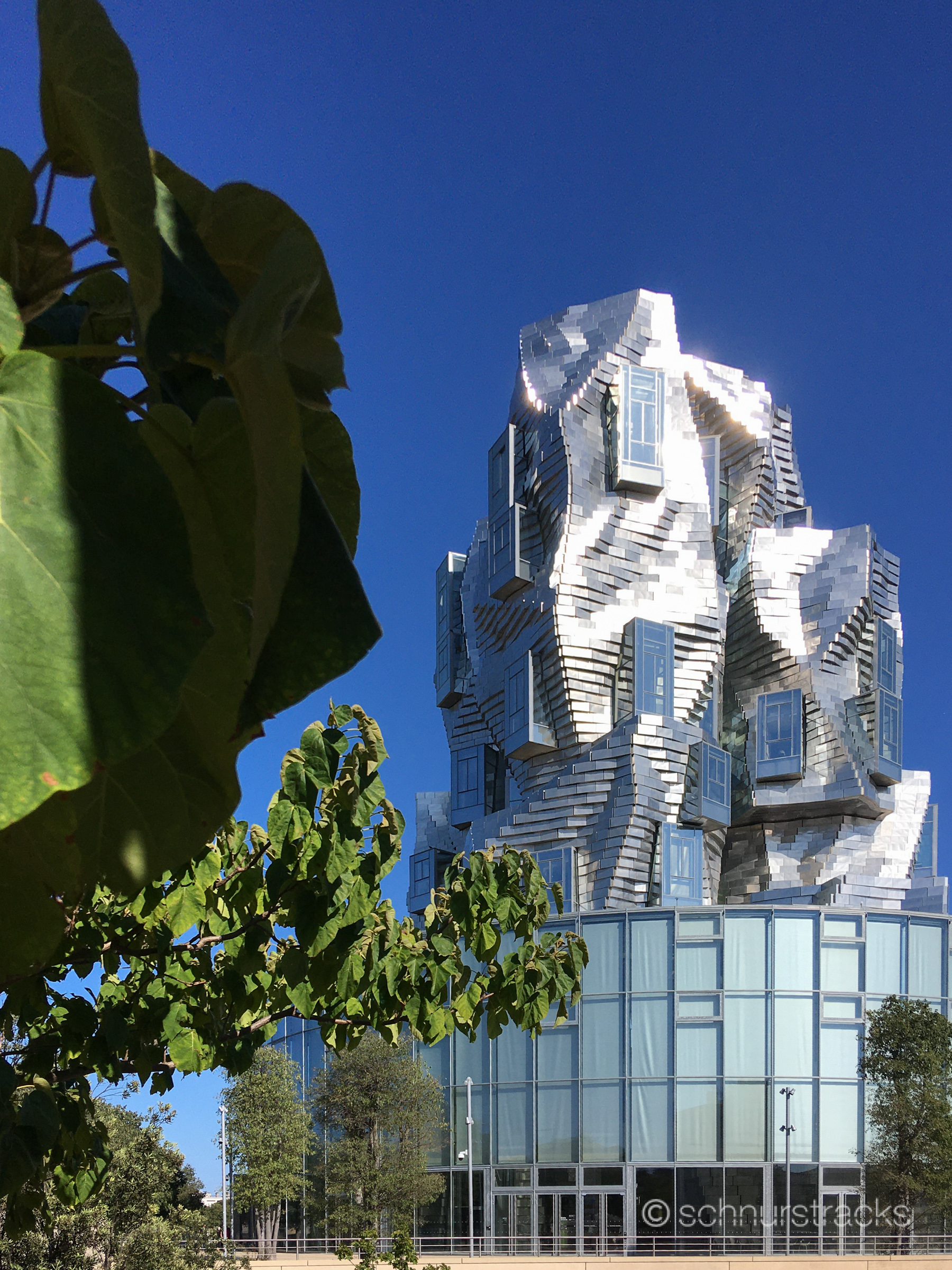 Der 56 m hohe unregelmäßige Turm, der von Frank Gehry entworfen wurde, soll Landschaft und Himmel widerspiegeln #260822-1196