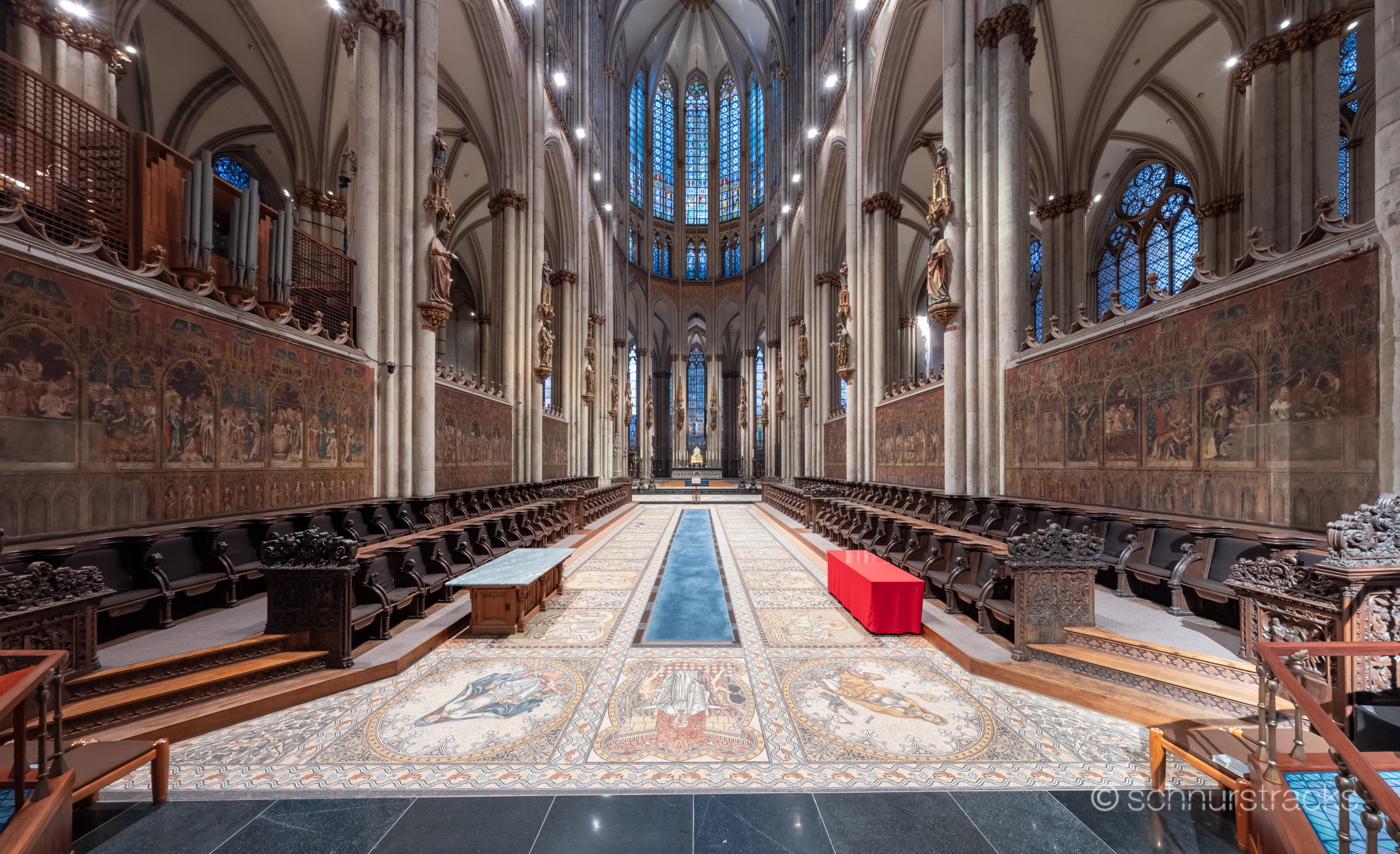 am Vierungsaltar im Kölner Dom