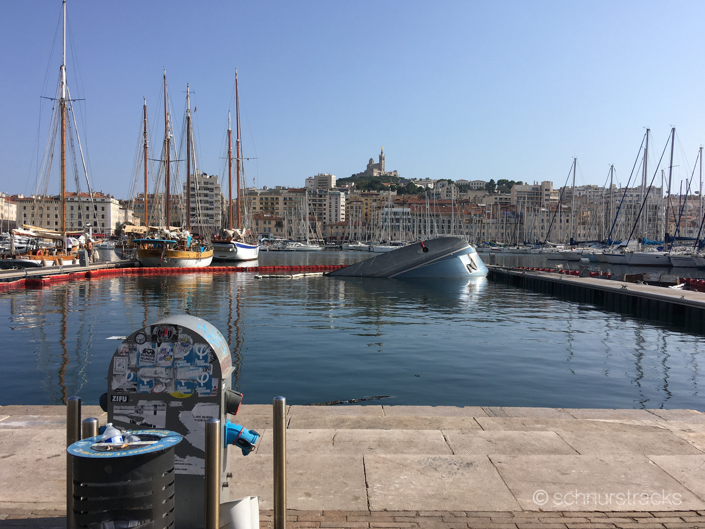 MARSEILLE, die nach einem Feuer im Juli 2026 untergegangene Azimut Motoryacht im Vieux Port #260820-9